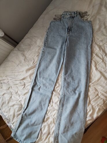 zenske kratke pantalone:  Na prodaju zenske farmerke veličine xs. Prelepog dizajna sa