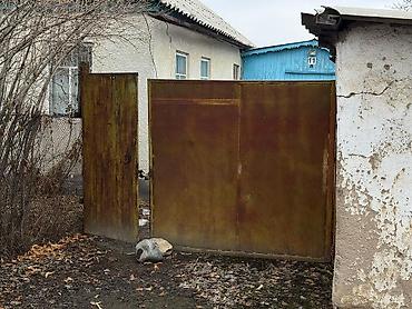 Продажа коттеджей и домов: Үй сатылат • Жер аянты: 9 сотых • Үй 3 бөлмөлүү • Сырты жана полу — 1