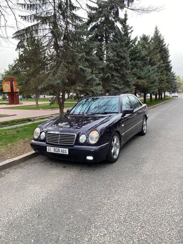зеркало w140: Элегантный седан Mercedes-Benz E-класса W210 в тёмно-синем цвете