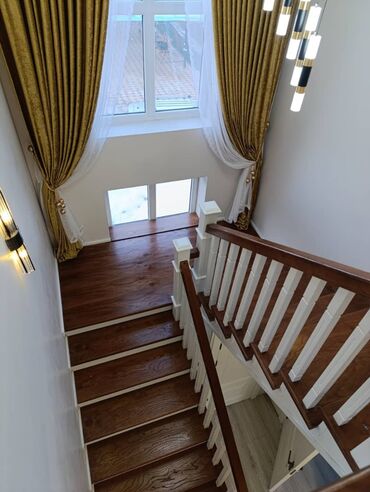 Деревянные лестницы: Стильная деревянная лестница, выполненная в классическом стиле — 16