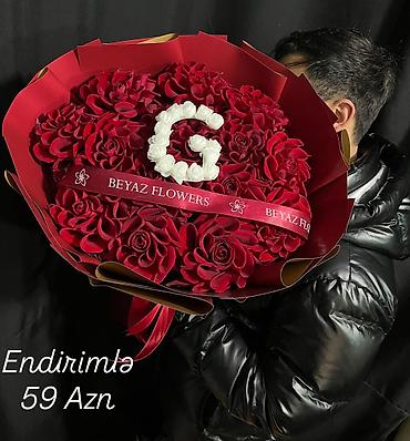 sakura gülü: 8 Mart üçün xüsusi gül kompozisiyası – şəffaf kvadrat qutuda qırmızı — 6