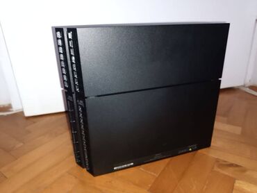 PS4 (Sony Playstation 4): PS4 cipovan 1TB 4 dzojstika na lalafo.rs — 3 PS4 (Sony Playstation 4): PS4 cipovan 1TB 4 dzojstika — 3