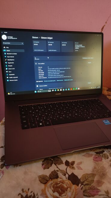 Serverlər: Intel Core i5, 8 GB, 15.6 "