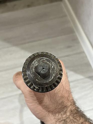 elekt: Əl ilə işləyən qədim tip qazma aləti təqdim olunur. Şəkillərdə — 3