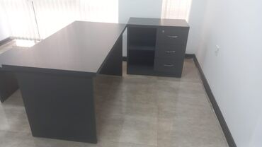 Masa və oturacaq dəstləri: Ofis mebelləri dəsti Tərkib: - Direktor masası: qara rəngdə, geniş iş — 11