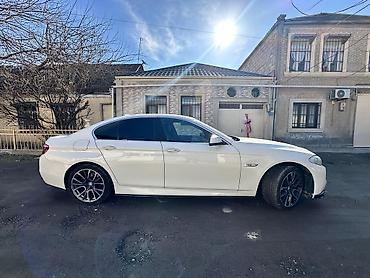 bmw z4 satilir: BMW 5 Series sedan (F10) – ağ rəng, M‑paket üslublu eksteryer. masin — 5