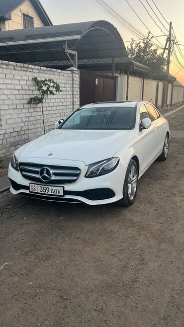 руль мерседесе: Белый седан Mercedes-Benz E-класса, модель E 200, с элегантным