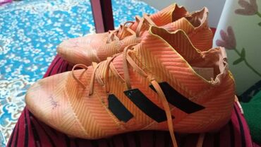 Бутсы: Продам футбольную обувь