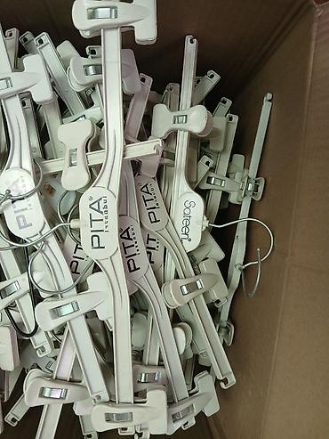 Уход и хранение одежды: Набор разноплановых вешалок для одежды. Состав: - Пластиковая чёрная — 2