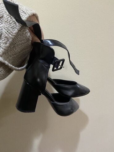 женские туфли на танкетке: Qadın ayaqqabısı – qara rəngdə, qalın topuqlu - Model: burnu iti