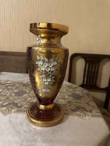 ваза стеклянная прозрачная высокая без узора: Bir vaza, Bogem şüşəsi