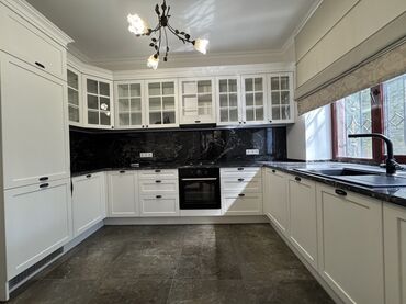 продаю дом кочкор: 260 кв. м, 3 бөлмө, Кондиционер, Бассейн, Брондолгон эшиктер