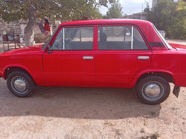 VAZ (LADA): VAZ 2101 (Jiquli) sedan – qırmızı rəng. Xüsusiyyətlər və təchizat: - — 4