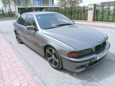 BMW: Gümüşü rəngdə BMW E39 sedanı. Bu model etibarlı və komfortlu sürüş