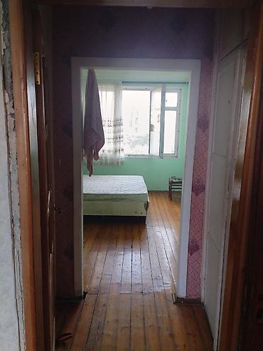 Mənzillər: 3 otaqlı mənzil – günəşli, ayrı-ayrı otaqlar, taxta döşəməbalkon — 2