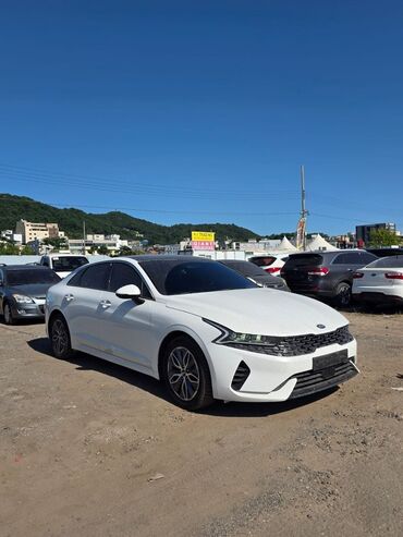 машина кейж: Kia K5 (последнее поколение), белый седан бизнес-класса Кузов и
