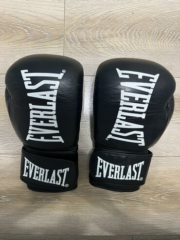 боксный перчатки: Боксёрские перчатки Everlast - Цвет: черный с белым логотипом -