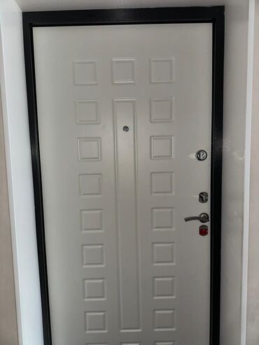 продам бу двери: Входная дверь, цвет - Белый, Б/у, Самовывоз