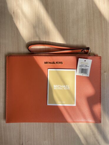 золотые серги: Клатч Michael Kors Jet Set с ремешком на запястье. Металлический