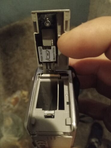 Fotokameralar: Sony Cyber-shot DSC-P10 rəqəmsal fotoaparat Xüsusiyyətlər: - Model — 20