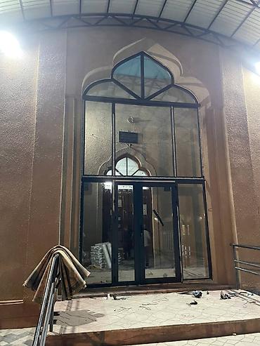 Алюминиево-стеклянный входной портал с витражным остеклением -