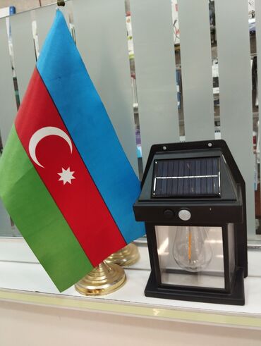Vazalar: 1 eded qalibGünəş enerjisi ilə işləyən bu divar işığı, qara korpusu və