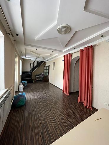 Долгосрочная аренда домов: 400 м², 10 комнат, Балкон застеклен, Евроремонт, Забор, огорожен — 6