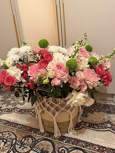 Букеты из живых цветов: Большая цветочная композиция в декоративной корзине - Пышный — 4