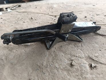 авто замок на машину: Автомобильный ромбический домкрат черного цвета. Подходит для подъема