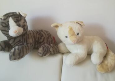 konji igračke: Plišane mace 2 kom obe za 1300 din, dimenzije 70x36 cm, bela i