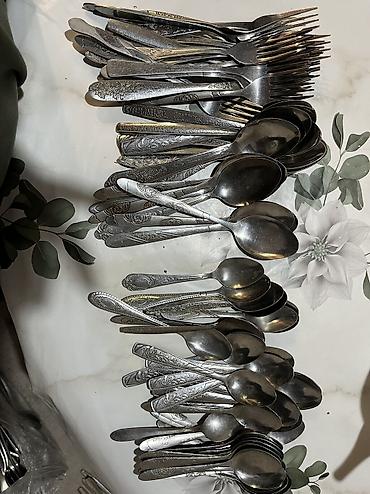 Наборы посуды: Набор для чаепития из фарфора. Состав: - 4 мини-чайника с крышками — 9