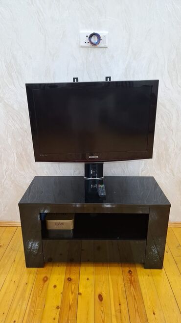 Телевизоры: Б/у Телевизор Samsung 82" Самовывоз