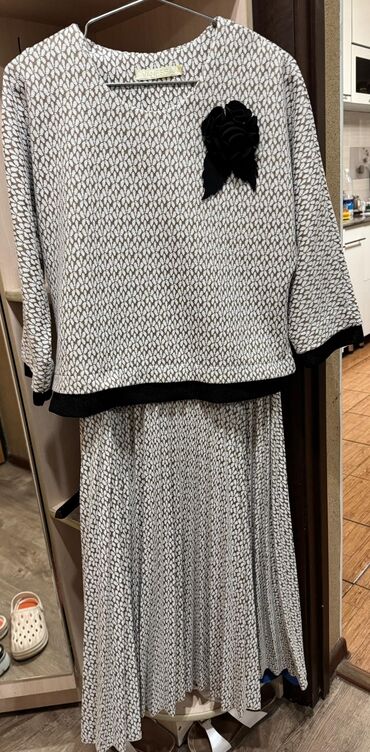 Вечерние платья: Вечернее платье, Классическое, Длинная модель, 4XL (EU 48) at lalafo.kg Вечерние платья: Вечернее платье, Классическое, Длинная модель, 4XL (EU 48)