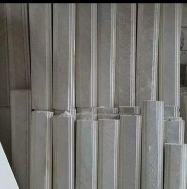 Pilləkən məhəccərləri: Ağ rəngli, müxtəlif formalı və ölçülü dəmir-beton sütunlar. Bu — 2