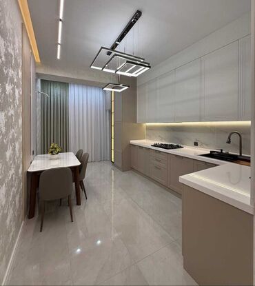 Mətbəx mebeli: Ağ rəngli, müasir dizaynlı mətbəx mebeli dəsti. Dolablar quraşdırılıb — 7