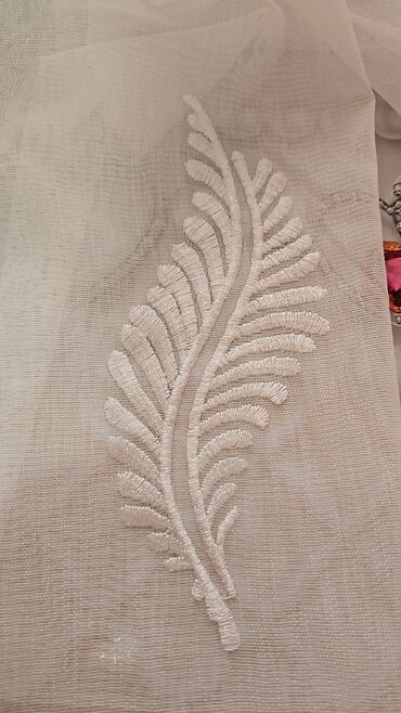 Pərdə və tüllər: Ağ rəngli, zərif güllü naxışlarla bəzədilmiş tül pərdə. Yüngül və — 12