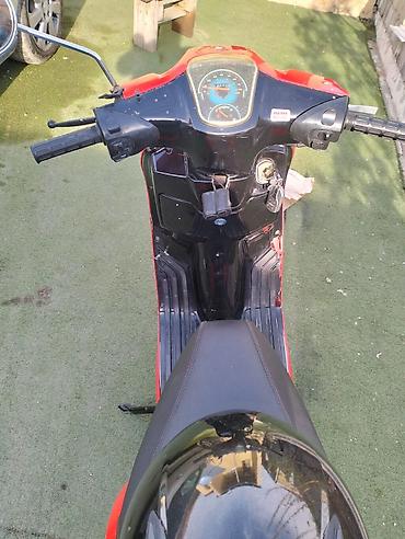 dort tekerlekli motor: Qırmızı rəngli şəhər skuterı - Gövdə: kompakt və yığcam korpus — 4