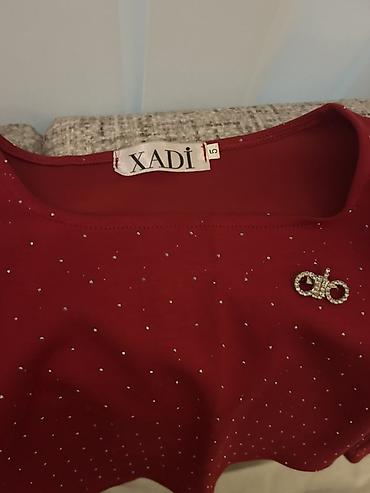 koyney: XADÍ markalı qırmızı qısa top - Model: kvadrat yaxalı, uzunsov qollar — 5