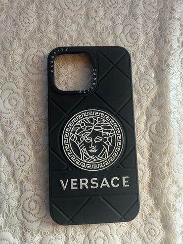 versa: Bu qara rəngli iPhone keysi, Versace brendinin Medusa başı loqosu ilə