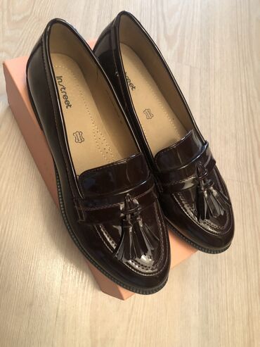 эксклюзивная мужская обувь: Срочно продаю туфли Китай фабричный размер 39, прошу 2500 сом, новые