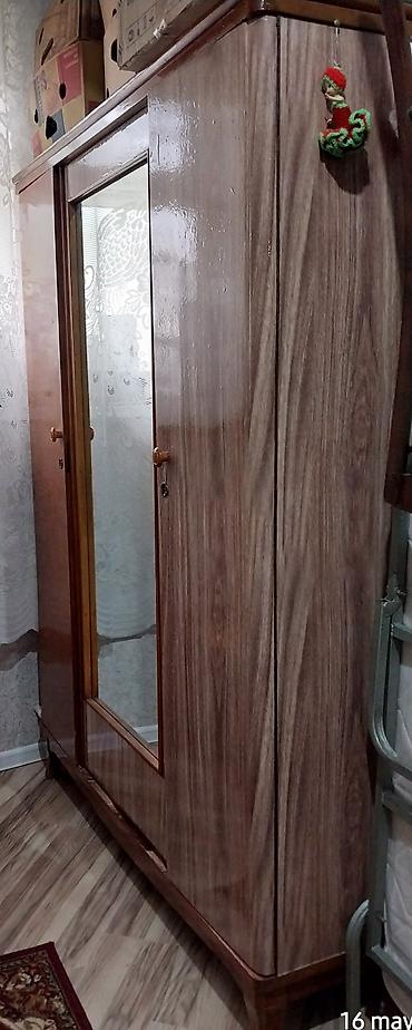 dolab islenmis: İşlənmiş, 3 qapılı, Güzgülü, Qəhvəyi, Taxta, Açılan, Düz dolab — 1