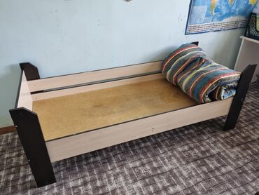 Мебель: Продам кровать. Размер 190 х 70 см. В комплекте ватный матрас