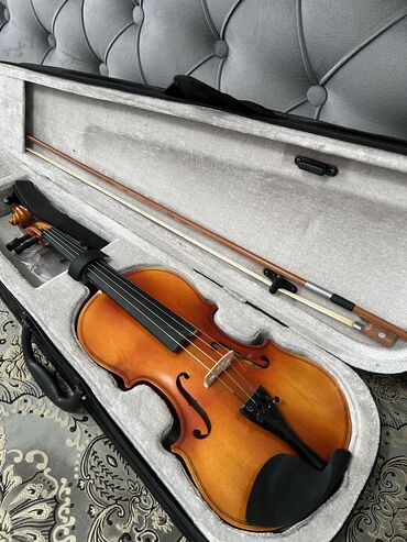 Скрипки: Срочно продаю скрипку новую, 4/4 в комплекте есть канифоль, мостик