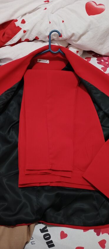 qadin kostyum modelleri 2021: Цвет - Красный