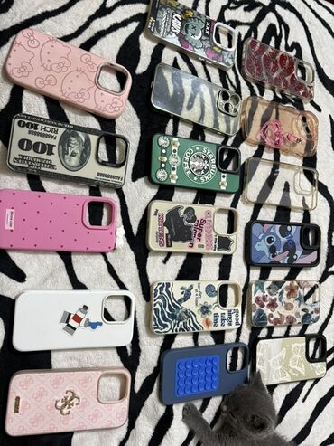 Müxtəlif dizayn və rənglərdə olan smartfon keysləri. Bu keyslər Hello