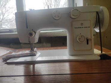 отдам даром дом: Бытовая швейная машинка Чайка (ножная) Продам за 4к, самовызов машинка