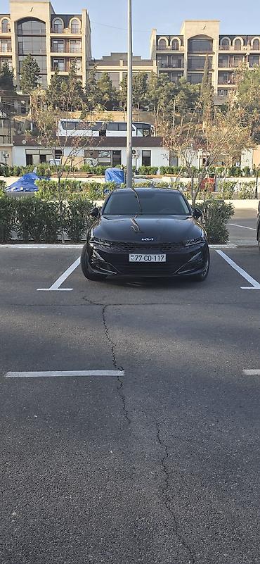 pec satisi: Kia K5 – sedan, qara rəng. - Yeni nəsil Kia loqolu, agressiv ön — 1