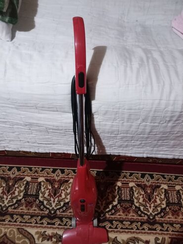 tost: Qırmızı rəngli şaquli elektrik süpürgəsi - Yığcam şaquli