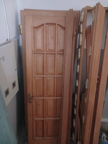 Özü yapışan divar kağızları: Islenmis qapi satilir 0.89×2.15 varoviskide daxili qosunlarin yani