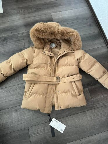 bez kaput: Nova prelepa krem zimska jakna, sa etiketom J&J, na njoj je cena